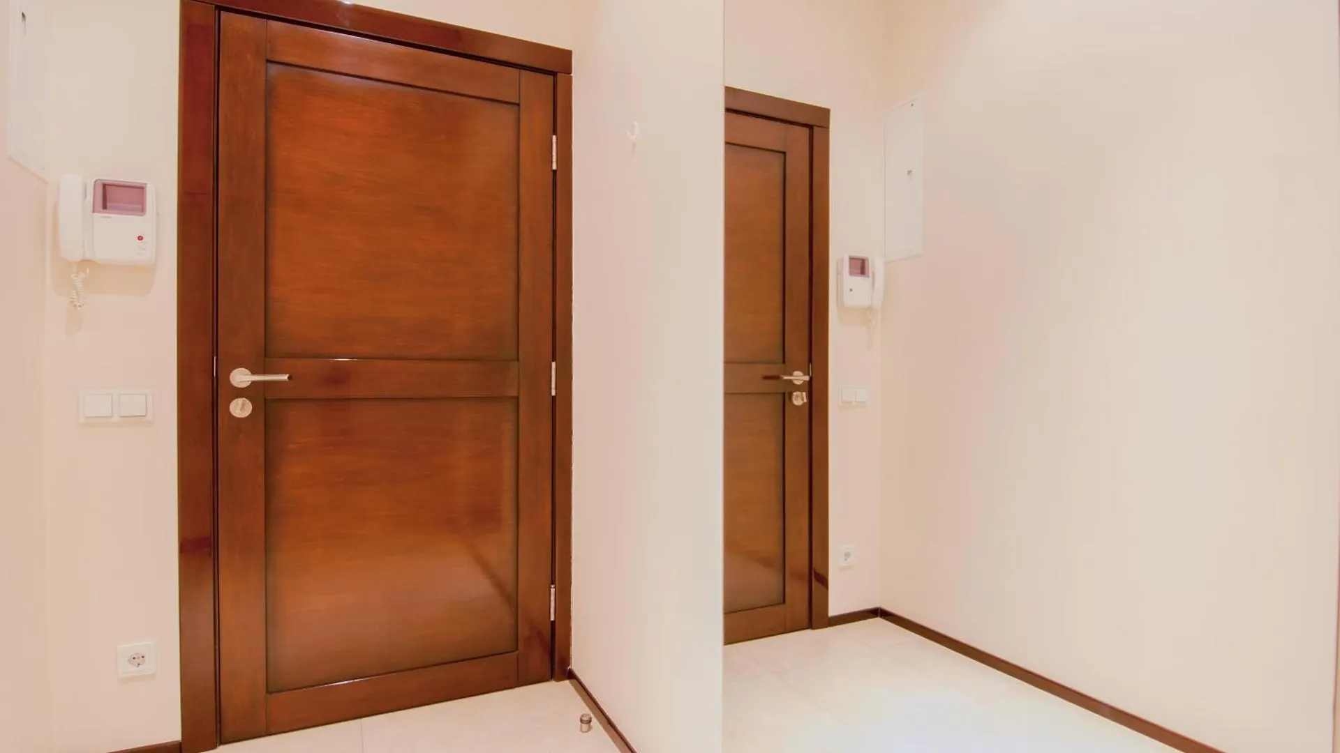 Home Hotel Apartments On Zoloti Vorota contacts